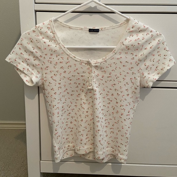 Brandy Melville Tops - NWOT zelly flower top <3